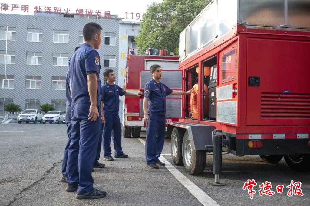 大隊主官查看排澇拖車上關(guān)鍵設(shè)備的運行狀況.jpg