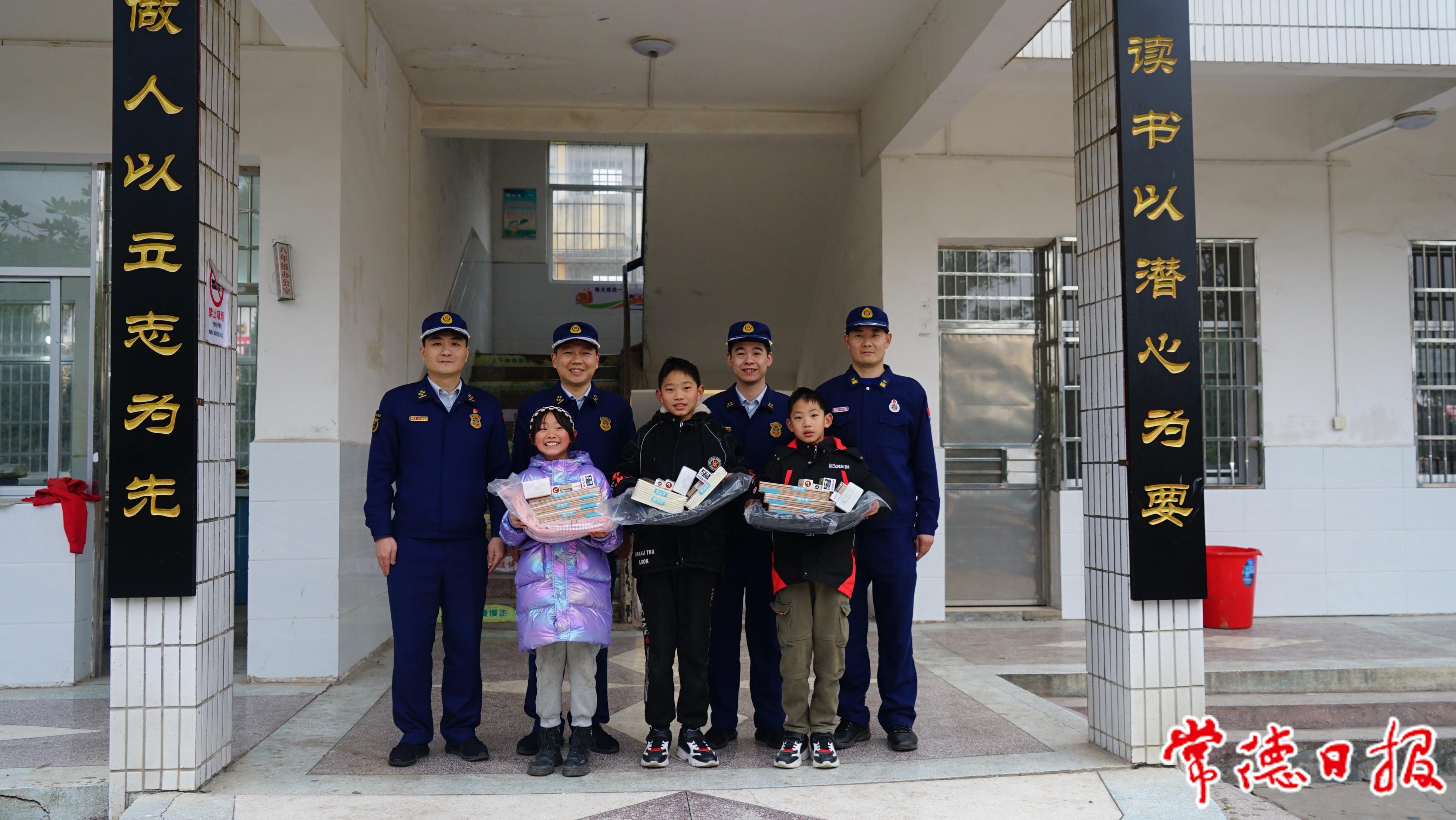 4、澧縣消防救援大隊開展捐資助學活動（朱述杰右一）。.jpg